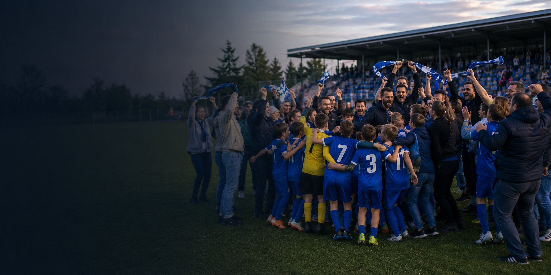 Futbalový tím a rodičia spoločne oslavujú víťazstvo na štadióne